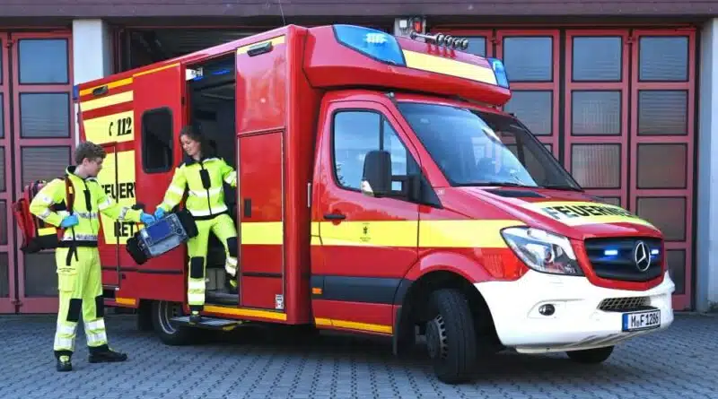 Am 1. Oktober 2021 starteten 17 Auszubildende ihre Ausbildung zur Notfallsanitäter/-in bzw. zum Notfallsanitäter bei der Berufsfeuerwehr München. Die Wehr sucht jetzt auch schon neue Auszubildende für 2022.