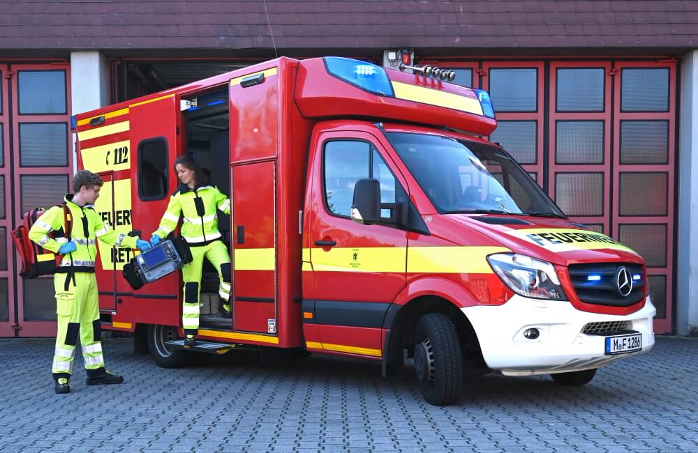 Am 1. Oktober 2021 starteten 17 Auszubildende ihre Ausbildung zur Notfallsanitäter/-in bzw. zum Notfallsanitäter bei der Berufsfeuerwehr München. Die Wehr sucht jetzt auch schon neue Auszubildende für 2022.