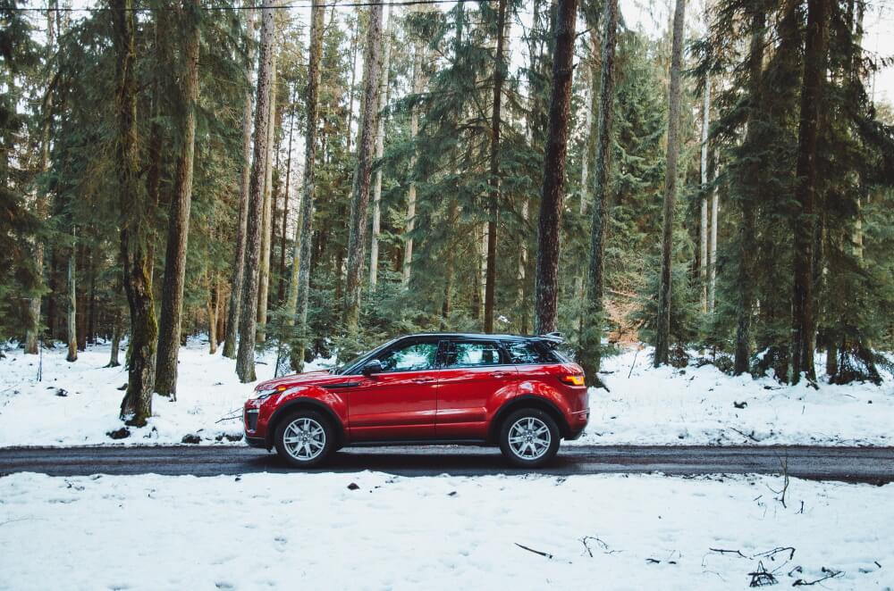 Die GTÜ gibt Tipps, wie Autofahrer das Autofahren im Winter sicherer gestalten können