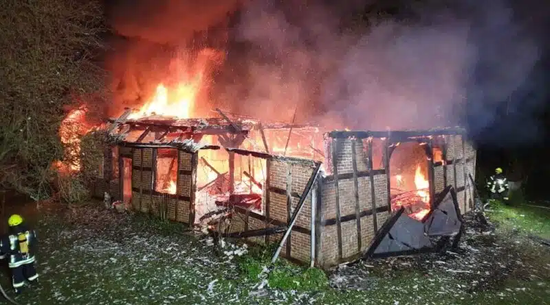 Das Fachwerkhaus stand beim Eintreffen der Einsatzkräfte in Vollbrand.