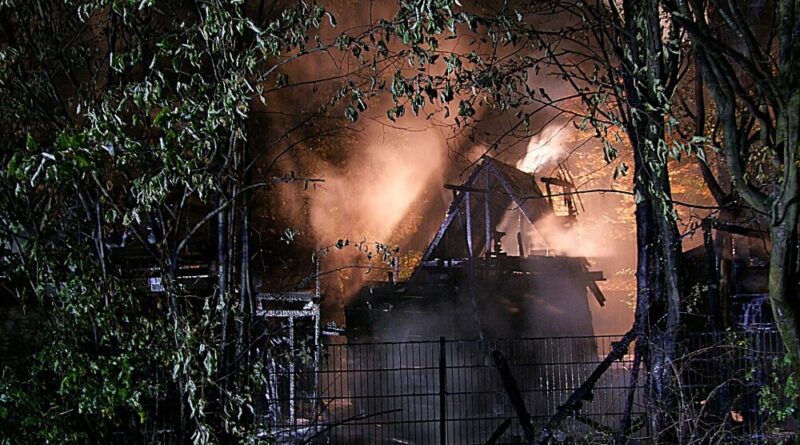 Einige Gebäude auf dem Kinderspielplatz standen in Vollbrand und bedrohten die Umgebung.