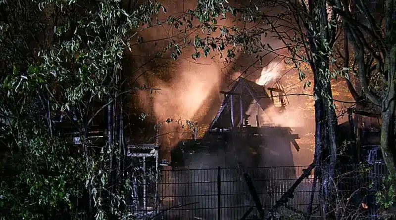 Einige Gebäude auf dem Kinderspielplatz standen in Vollbrand und bedrohten die Umgebung.