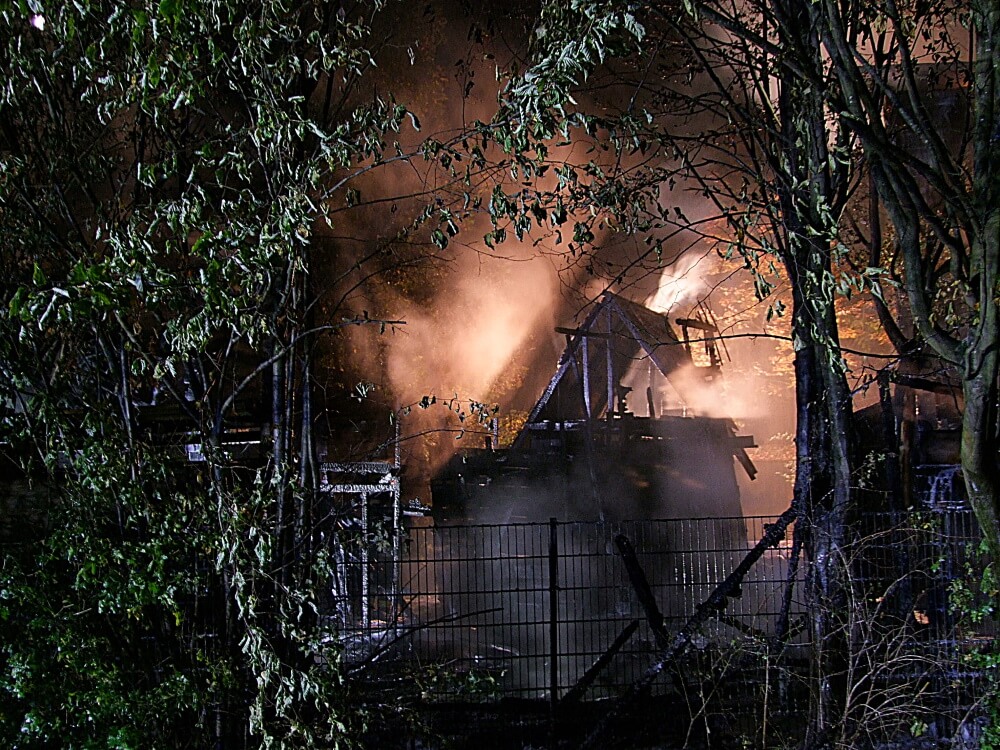 Einige Gebäude auf dem Kinderspielplatz standen in Vollbrand und bedrohten die Umgebung.