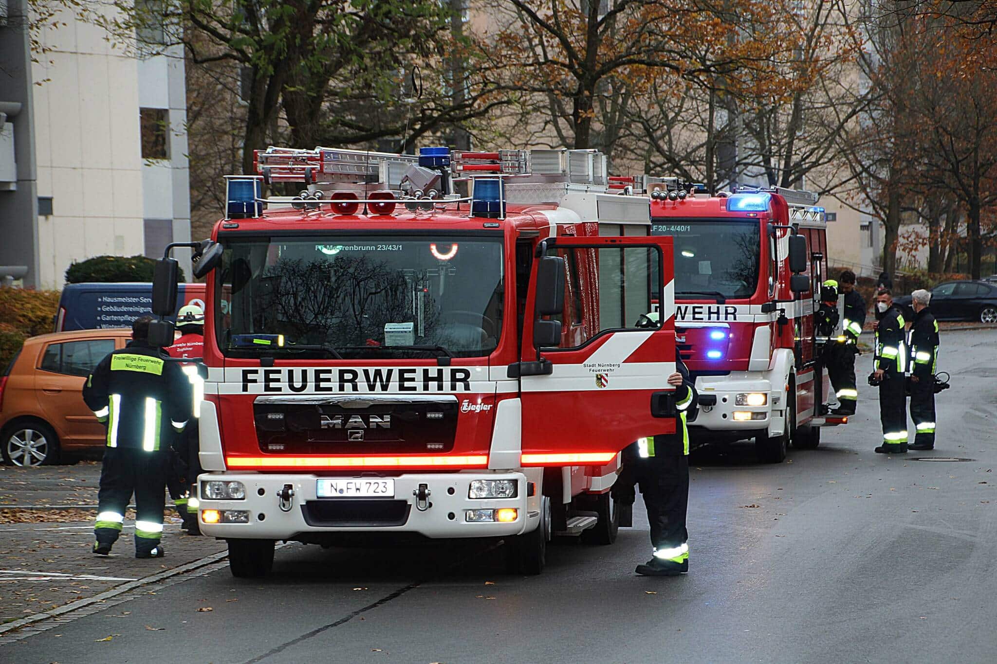 Die Berufs- und Freiwillige Feuerwehr Nürnberg rückten zu einem Brand in einem Hochhaus aus. Auf dem Foto ist ein Löschfahrzeug zu sehen.