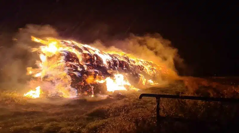 Die circa 300 Ballen aus Stroh brannten lichterloh.