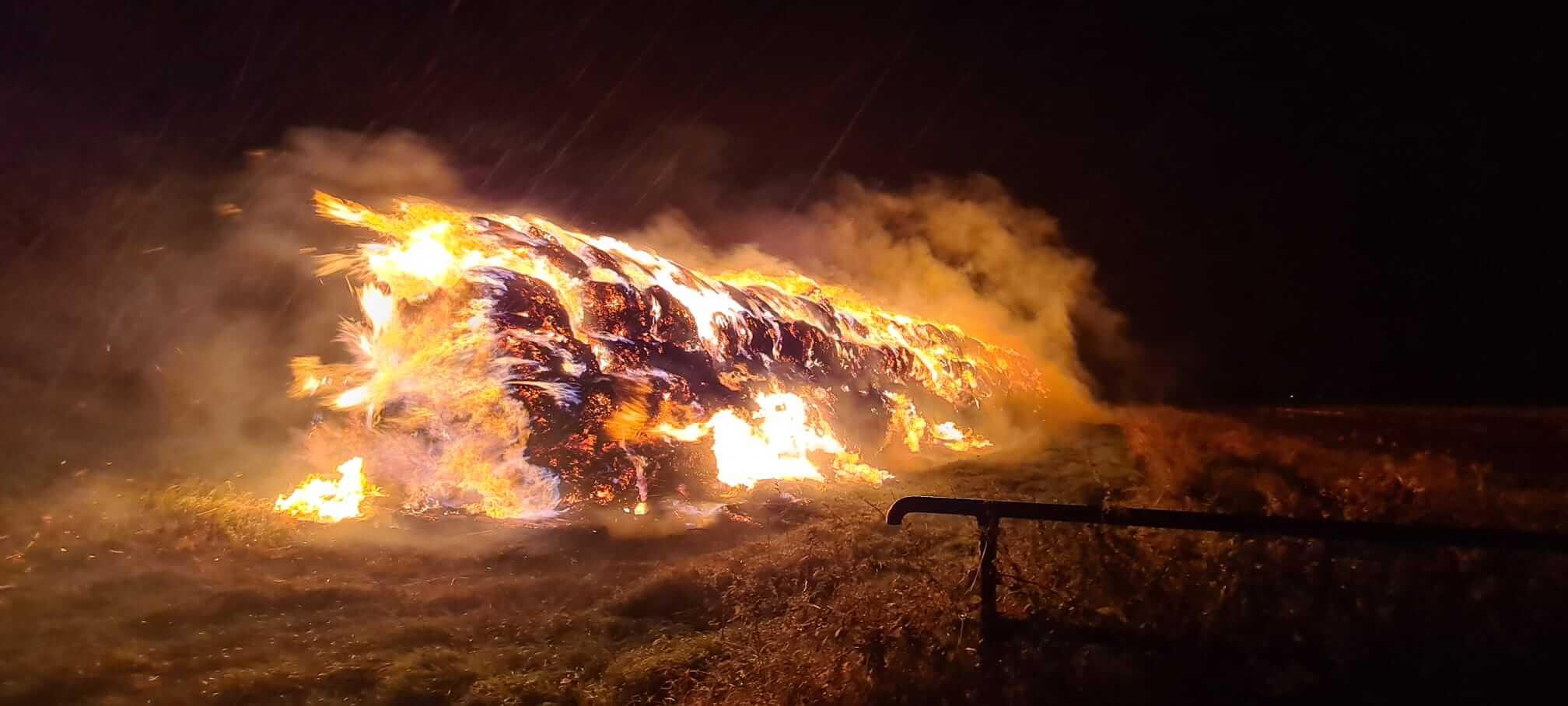 Die circa 300 Ballen aus Stroh brannten lichterloh.