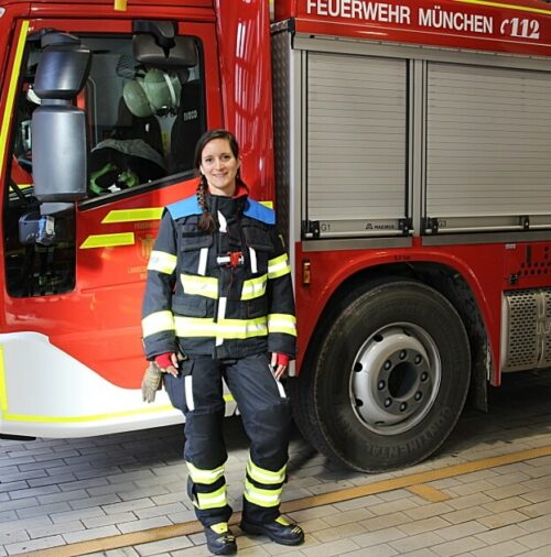 Feuerwehrfrau mit angepasster Schutzkleidung