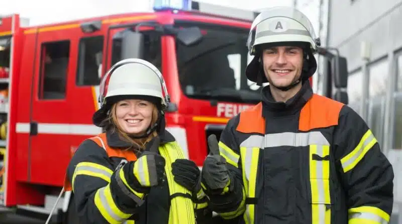 Feuerwehrfrau und Feuerwehrmann in PSA
