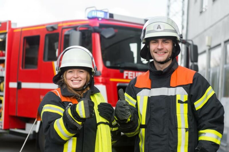 Feuerwehrfrau und Feuerwehrmann in PSA