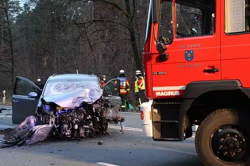 Schwerer Verkehrsunfall auf der B2. Die Fahrzeuge prallten frontal auf.