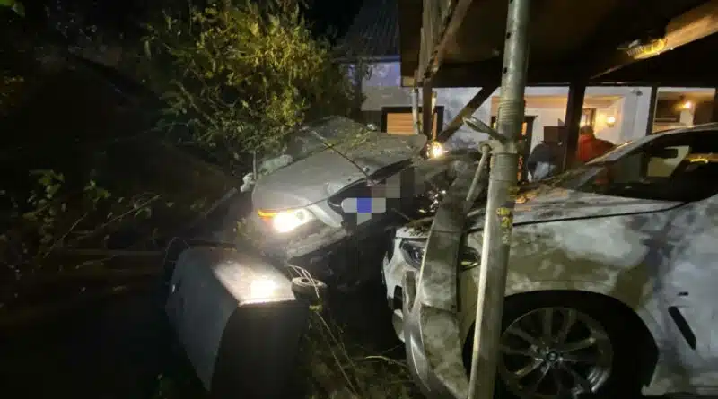Der Unfallwagen schleuderte gegen einen Carpot und ein Wohnhaus. Vier Insassen wurden Verletzt.
