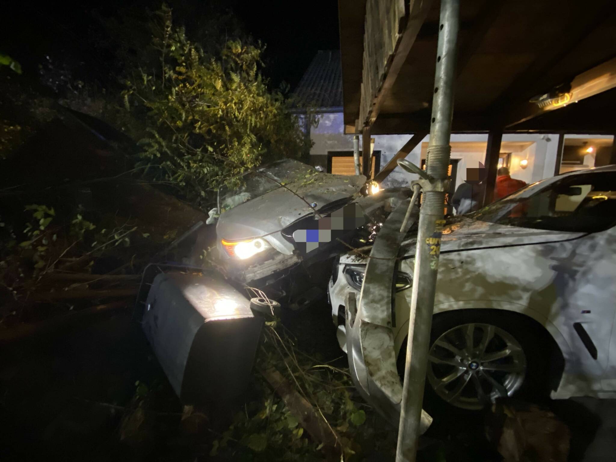 Der Unfallwagen schleuderte gegen einen Carpot und ein Wohnhaus. Vier Insassen wurden Verletzt.