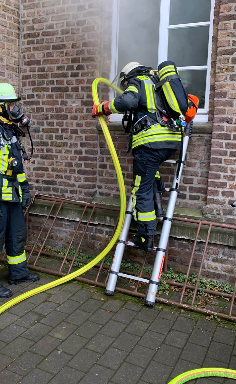 Zum Angriff betraten die Einsatzkräfte der Feuerwehren Bonn das Gelände durchs Fenster.