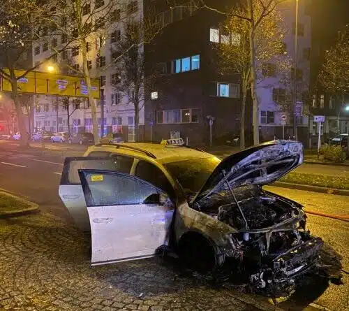 Das Taxi ist vom Bereich der Motorhaube ausgehend weitestgehend ausgebrannt. Beide Insassen konnten sich noch rechtzeitig retten.