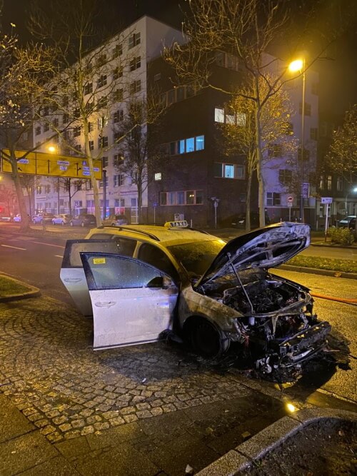 Das Taxi ist vom Bereich der Motorhaube ausgehend weitestgehend ausgebrannt. Beide Insassen konnten sich noch rechtzeitig retten.