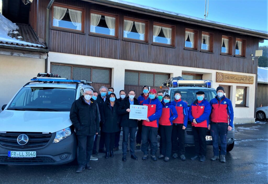 Das Team der Bergrettung (rechts) nimmt dankend die Spende der Gemeinde entgegen.