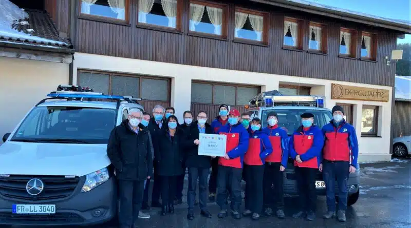 Das Team der Bergrettung (rechts) nimmt dankend die Spende der Gemeinde entgegen.