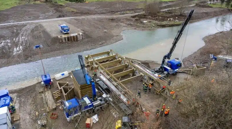 Eine Aufnahme der letzten Behelfsbrücke in der Vogelperspektive.