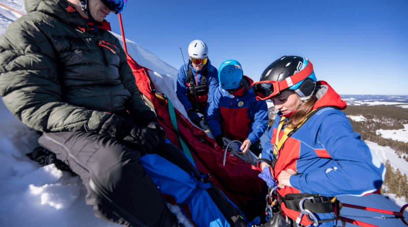 Die Bergwacht sichert einen Verletzten am Hang.