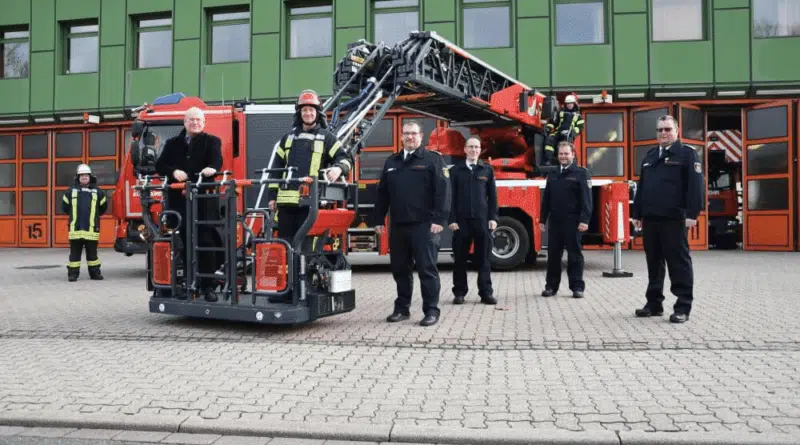 Das Team der Feuerwehr Düren mit ihrem neuen Gerät.