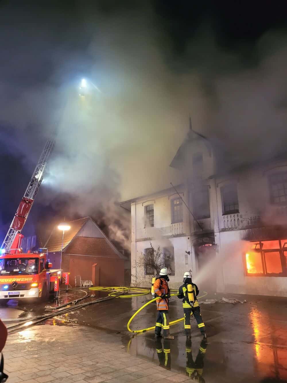 Einsatz einer Drehleiter.