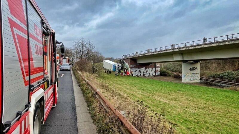 Der Lkw an der Einsatzstelle der B1.