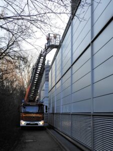 Die Drehleiter der Feuerwehr vor dem Gebäude.
