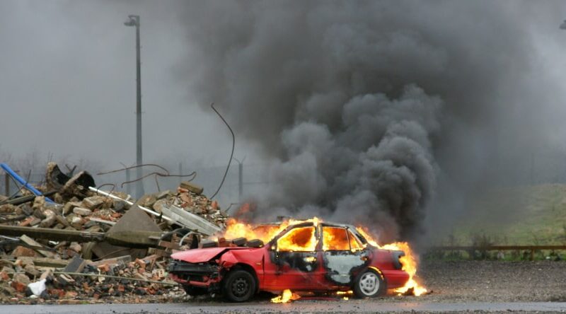 Das Bild zeigt ein brennendes Auto in der Ukraine.