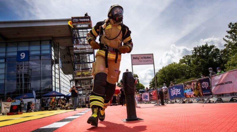 Eine Feuerwehrsportlerin durchläuft einen Slalom auf der FireFit.