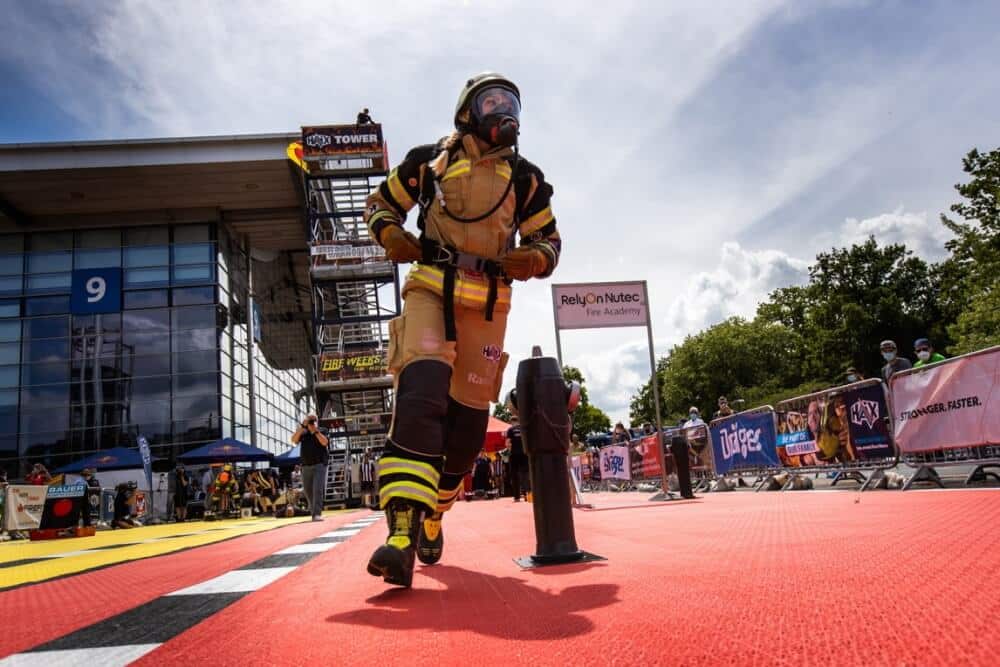 Eine Feuerwehrsportlerin durchläuft einen Slalom auf der FireFit.