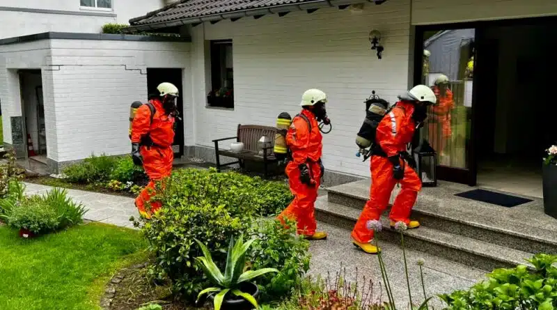 Angriffstrupp der Feuerwehr geht vor.