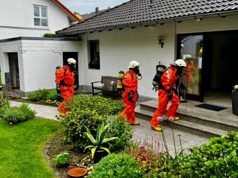 Angriffstrupp der Feuerwehr geht vor.