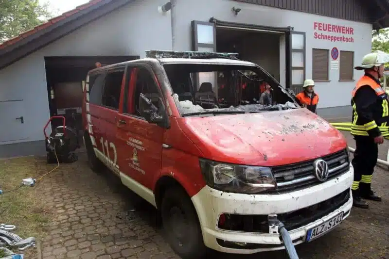 Ein ausgebranntes Feuerwehrauto.