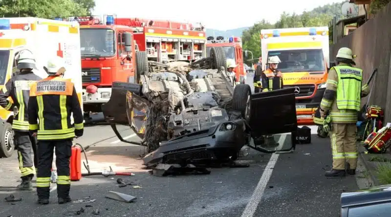 Schrottreifer Subaru nach Frontalzusammenstoß.