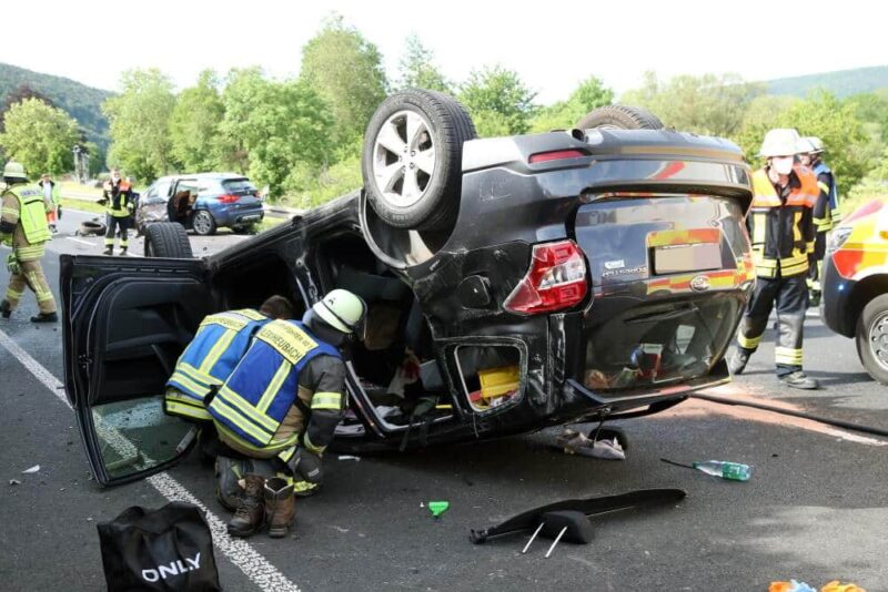 Befreiung des Fahrers aus dem Unfallfahrzeug.