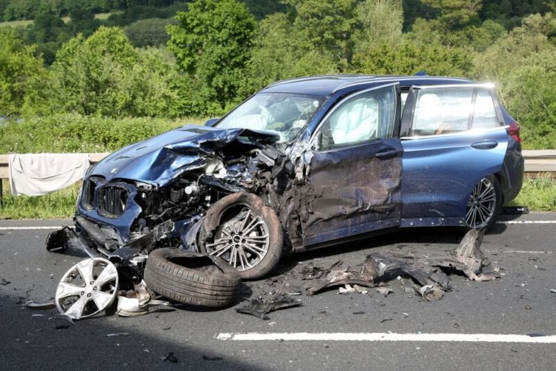 BMW mit deutlich sichtbarer Beschädigung an der Front. 