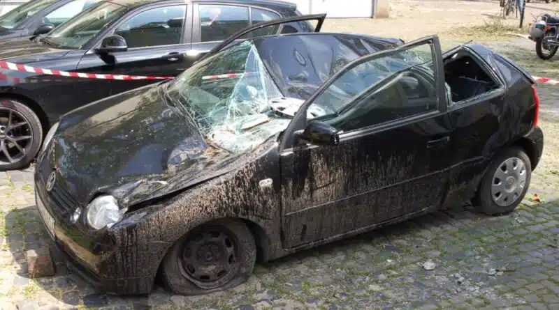 Kaputtes Auto nach Sturm