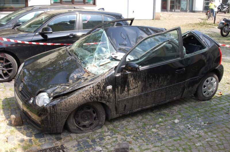 Kaputtes Auto nach Sturm