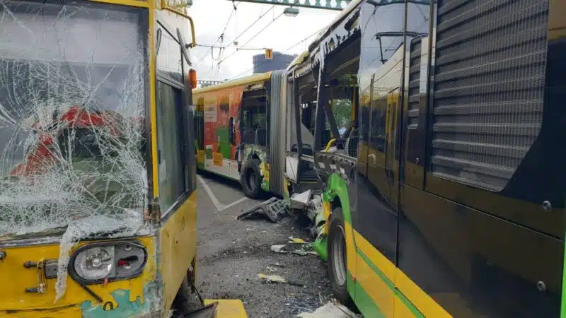 Beschädigter Bus und Straßenbahn nach dem Verkehrsunfall.