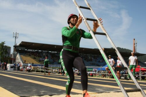 Bulgarischer Sportler beim Hakenleitersteigen.