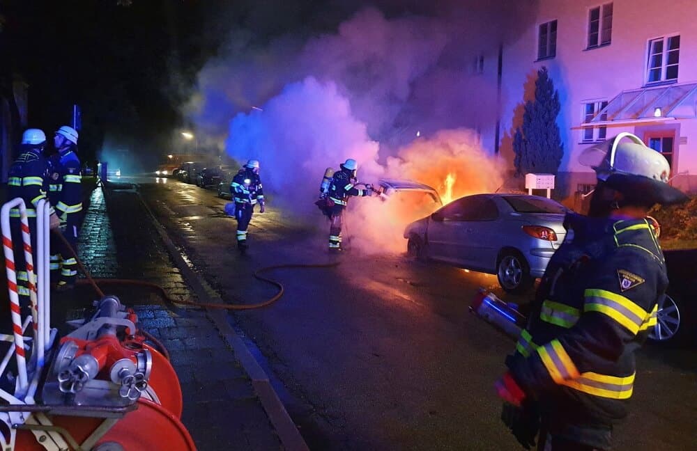 Fahrzeugbrand in München: Zwei Autos in Flammen