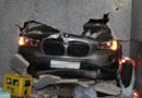 Folgenreiche Abkürzung: BMW durchbricht Garagenwand