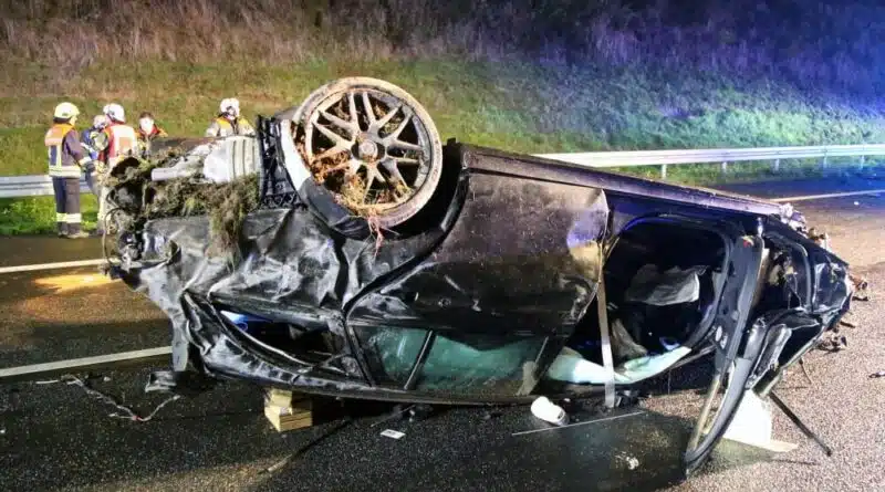 Das total verformte Unfallfahrzeug