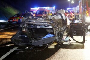 Feuerwehrkräfte im Einsatz nach dem Alleinunfall