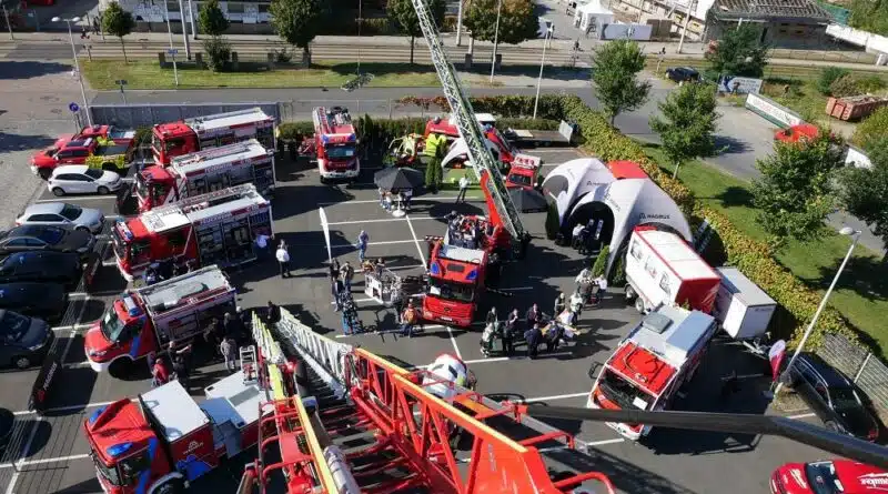 Von oben: Fahrzeughersteller präsentieren sich auch im Freigelände.