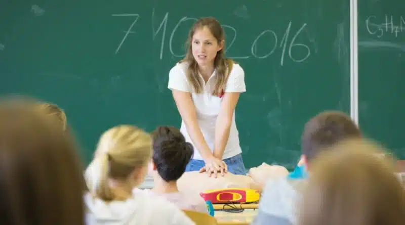 Wiederbelebungsunterricht durch eine Lehrerin