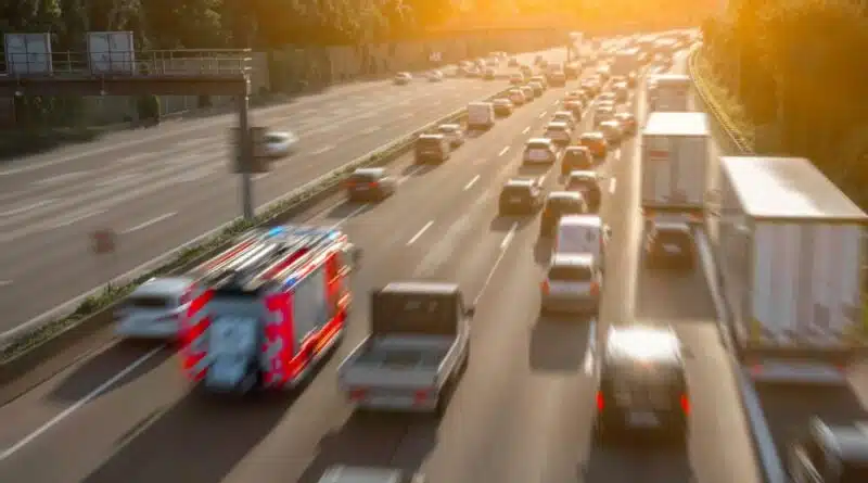 Rettungsgasse mit durchfahrendem Hlf