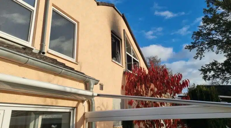 Aus dieser Brandwohnung wurde die ältere Dame von ihren Nachbarn gerettet