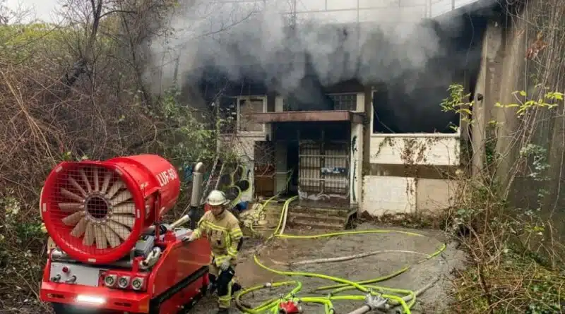 KLever Löschroboter vor der Brandöffnung