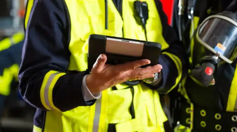 Digitalisierung Feuerwehrmann mit Tablet